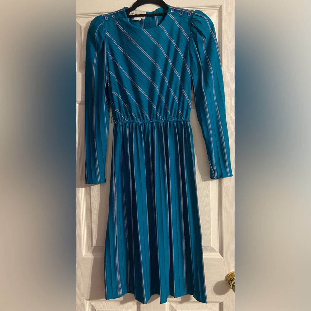 Sally Lou vintage 1980’s dress in almost new condition.  Size 8